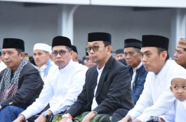 Bupati Soppeng Salat Idul Fitri di Lapangan Gasis, Suwardi Haseng Ajak Warga Saling Memafkan