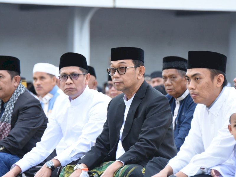 Bupati Soppeng, H. Suwardi Haseng, bersama Wakil Bupati Soppeng Selle KS Dalle saat Salat Idul Fitri 1446 H/2025 M secara berjamaah di Lapangan Gasis Watansoppeng pada Senin (31/03/2025). @Jejakfakta/dok. Humas Pemkab Soppeng