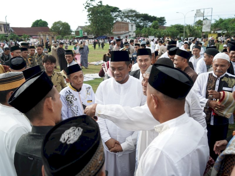 Bupati Luwu, H. Patahudding, beserta keluarga dan warga usai melaksanakan salat Idulfitri 1446 H di Lapangan Opu Dg Risaju, Kota Belopa, Senin (31/3/2025). @Jejakfakta/dok. Humas Pemkab Luwu