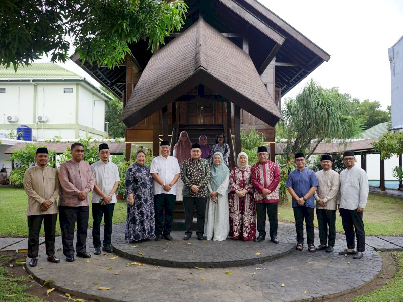 Wali Kota Makassar Munafri Arifuddin dan Wakil Wali Kota Aliyah Mustika Ilham kompak, bersilaturahmi  ke kediaman Wali Kota Makassar periode 2008-2009, Andi Herry Iskandar,  dalam rangka Idulfitri 1446 Hijriah, Senin (31/3/2025). @Jejakfakta/dok. Humas Pemkot Makassar