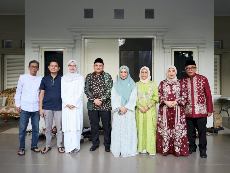 Ketua TP PKK Kota Makassar Melinda Aksa turut mendampingi Wali Kota Makassar Munafri Arifuddin ke Rujab Ketua DPRD Sulsel Andi Rachmatika Dewi di Jalan Ratulangi, pada moment Hari Raya Idulfitri 1446 Hijriah, Senin (31/3/2025). @Jejakfakta/dok. Humas Pemkot Makassar