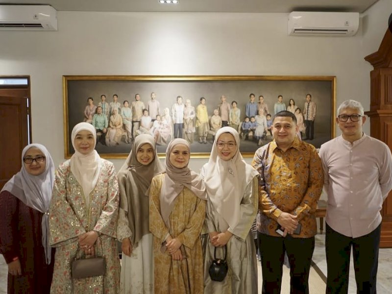 Wali Kota Makassar, Munafri Arifuddin bersama Ketua TP PKK Kota Makassar, Melinda Aksa bersilaturahmi di rumah keluarga Wakil Presiden RI ke-10 dan ke-12 Jusuf Kalla (JK)  Jl Haji Bau, Makassar, Rabu (2/4/2025). @Jejakfakta/dok. Humas Pemkot Makassar