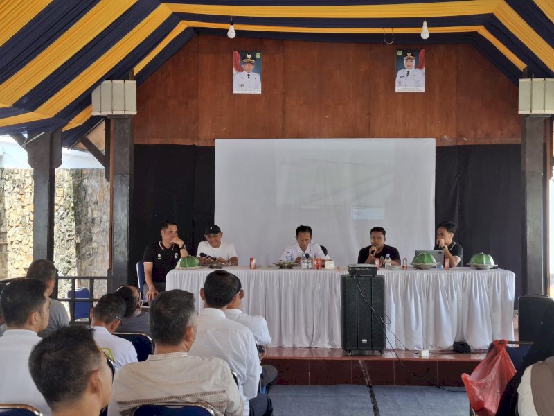 Penjabat Sekretaris Daerah Kabupaten Sidrap, Andi Rahmat Saleh, memimpin rapat pemantapan guna menyukseskan Sidrap Run 2025 di Baruga Rujab Bupati, Jumat (4/4/2025). @Jejakfakta/dok. Humas Pemkab Sidrap 
