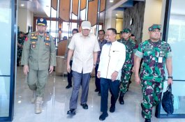 Gubernur Andi Sudirman Sulaiman Sambut Kedatangan Menteri Pertahanan di Sulsel