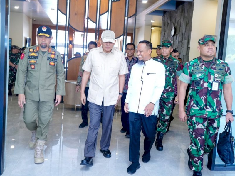 Gubernur Sulsel, Andi Sudirman Sulaiman, menyambut kedatangan Menhan RI, Sjafrie Sjamsoeddin di Pangkalan Udara (Lanud) Sultan Hasanuddin, Kabupaten Maros, Jumat (4/4/2025). @Jejakfakta/dok. Pemprov Sulsel
