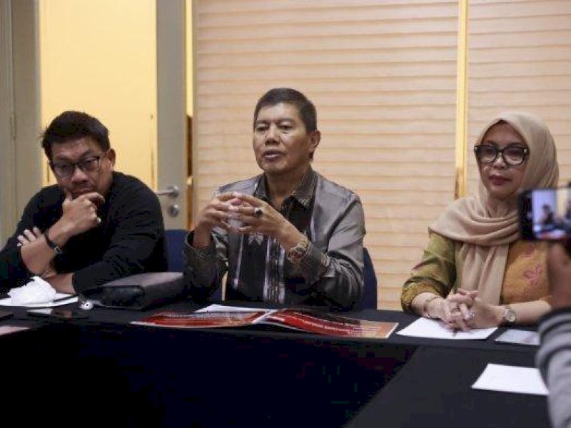 Ketua Umum KKSS, Muchlis Patahna (tengah) menjelaskan rencana Pertemuan Saudagar Bugis Makassar (PSBM) dan Musyawarah Besar (Mubes) KKSS di Hotel Four Points by Sheraton, Makassar, Sulsel, Rabu - Jumat (9-11/4/2025). @Jejakfakta/dok.KKSS