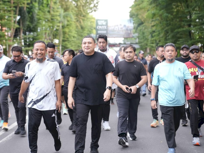 Wali Kota Makassar Munafri Arifuddin (Appi), bersama Gubernur Sulawesi Selatan Andi Sudirman Sulaiman, di kawasan Car Free Day (CFD), di Jalan Jenderal Sudirman, Makassar, Minggu (6/4/2025). @Jejakfakta/dok. Humas Pemkot Makassar