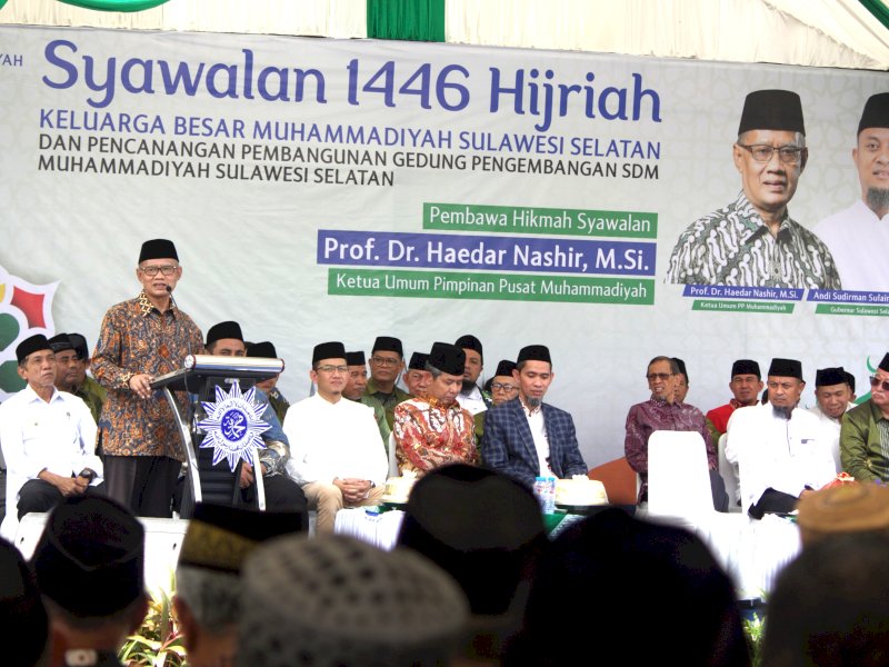 Ketua Umum Pimpinan Pusat Muhammadiyah, Prof. Haedar Nashir, saat menyampaikan ceramah Syawalan Muhammadiyah Sulsel, halaman Gedung Dakwah Muhammadiyah Tamalanrea, Makassar, Ahad (6/4/2025). @Jejakfakta/Nurdin Amir