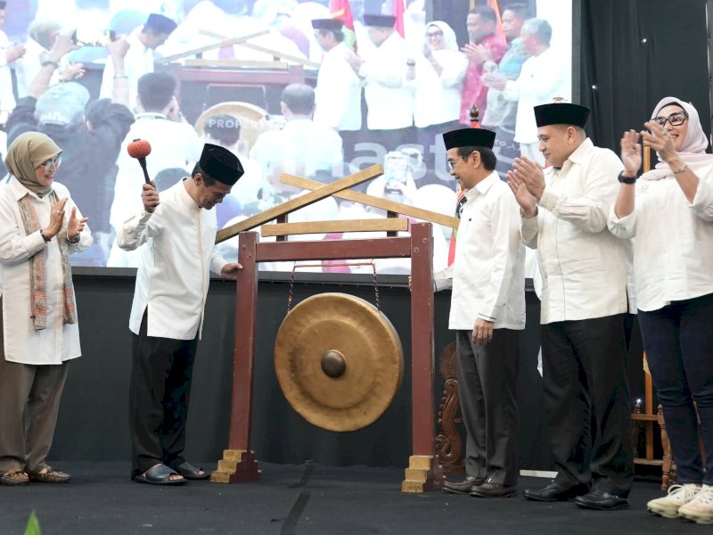 Wali Kota Makassar, Munafri Arifuddin, menghadiri acara Halal Bihalal dan Musyawarah Ikatan Keluarga Alumni (IKA) Fakultas Hukum Universitas Hasanuddin yang digelar di Hotel Aryaduta Makassar, Minggu (6/4/2025). @Jejakfakta/dok. Humas Pemkot Makassar