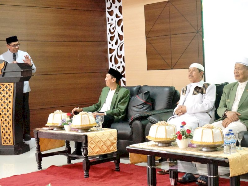 Wakil Bupati Soppeng, Selle KS Dalle, saat memberikan sambutan Halal Bihalal Ikatan Santri DDI Mangkoso Asal Soppeng (IKSADAS) bersama Ikatan Alumni DDI (AIDI) Kabupaten Soppeng, di Aula Kantor Camat Lalabata, Sabtu (5/4/2025). @Jejakfakta/dok. Istimewa