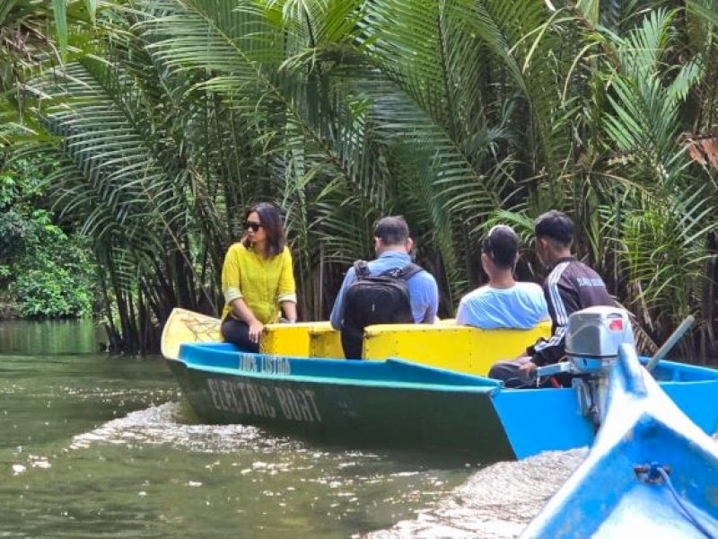 Wamen Parekraf, Niluh Puspa saat menyusuri sungai di Rammang-rammang menggunakan perahu listrik. @Jejakfakta/ist