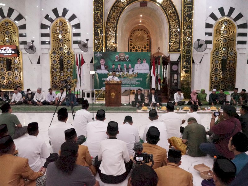 Bupati Sidrap, Syaharuddin Alrif, saat memberikan sambutan dalam acara Halal Bihalal yang diselenggarakan Pengurus Cabang NU Kabupaten Sidrap di Masjid Raya Islamic Centre Pangkajene, Senin (7/4/2025) sore. @Jejakfakta/dok. Humas Pemkab Sidrap
