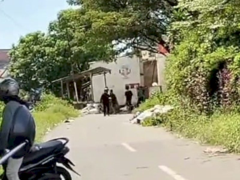 Dua kelompok warga terlibat tawuran di Jalan Lembo, Kecamatan Tallo, Kota Makassar, pada Senin (7/4/2025) siang. @Jejakfakta/Tangkapan Layar