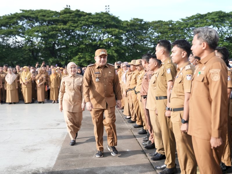  Wali Kota Makassar, Munafri Arifuddin bersama Aliyah Mustika Ilham saat menghadiri Halal Bihalal Lingkup Pemkot Makassar yang digelar di Karebosi, Selasa (8/4/2025) pagi. @Jejakfakta/dok. Humas Pemkot Makassar