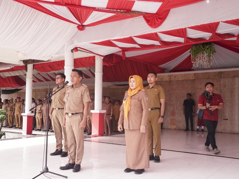 Bupati Sidenreng Rappang, Syaharuddin Alrif, memimpin langsung apel akbar di Halaman Kompleks SKPD Sidrap, Senin (8/4/2025). @Jejakfakta/dok. Humas Pemkab Sidrap