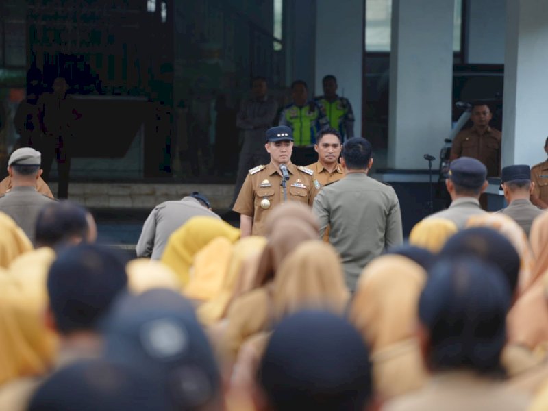 Bupati Pangkep, Muhammad Yusran Lalogau (MYL), kembali memimpin apel pagi setelah libur panjang Idul Fitri 1446 H, yang digelar di halaman Kantor Setda Pangkep pada Selasa (8/4/2025). @Jejakfakta/dok. Pemkab Pangkep