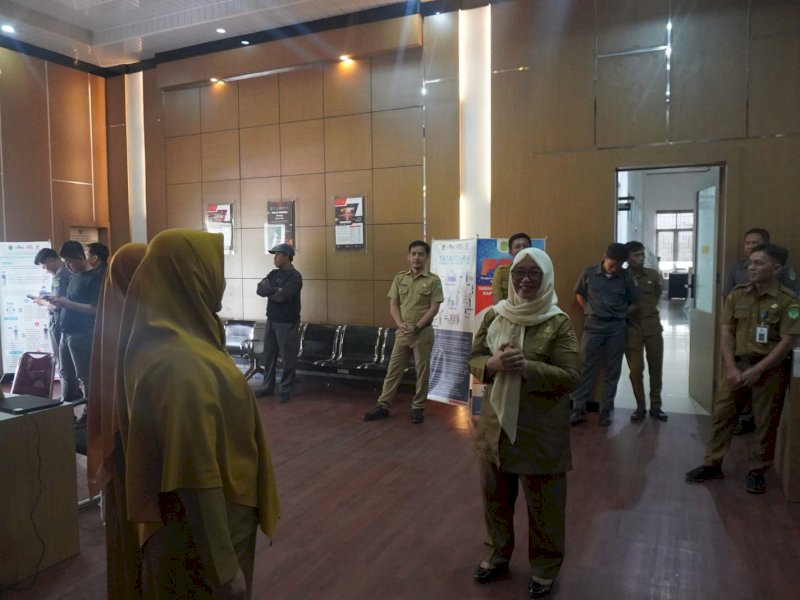 Wakil Bupati Luwu Timur, Hj. Puspawati Husler melakukan inspeksi mendadak (sidak) di sejumlah Satuan Kerja Perangkat Daerah (SKPD) pada hari pertama kerja usai libur Idul Fitri 1446 H, Selasa (8/4/2025). @Jejakfakta/dok. Humas Pemkab Lutim