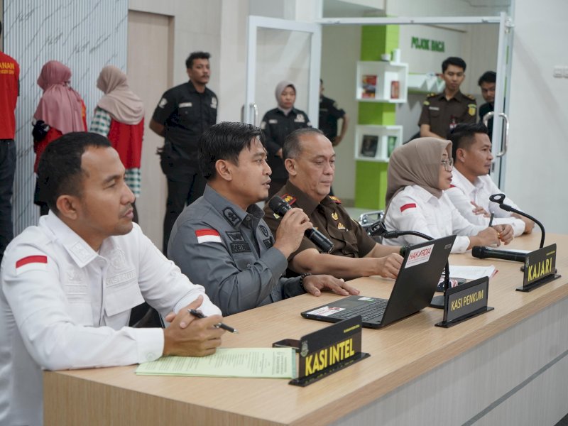 Kepala Seksi Penerangan Hukum Kejati Sulsel, Soetarmi, saat 
Kejari Gowa kembali menerima penyerahan tiga tersangka dalam perkara uang rupiah palsu dari penyidik Polres Gowa, di Kantor Kejari Gowa pada Selasa (8/4/2025). @Jejakfakta/dok. Kejati Sulsel