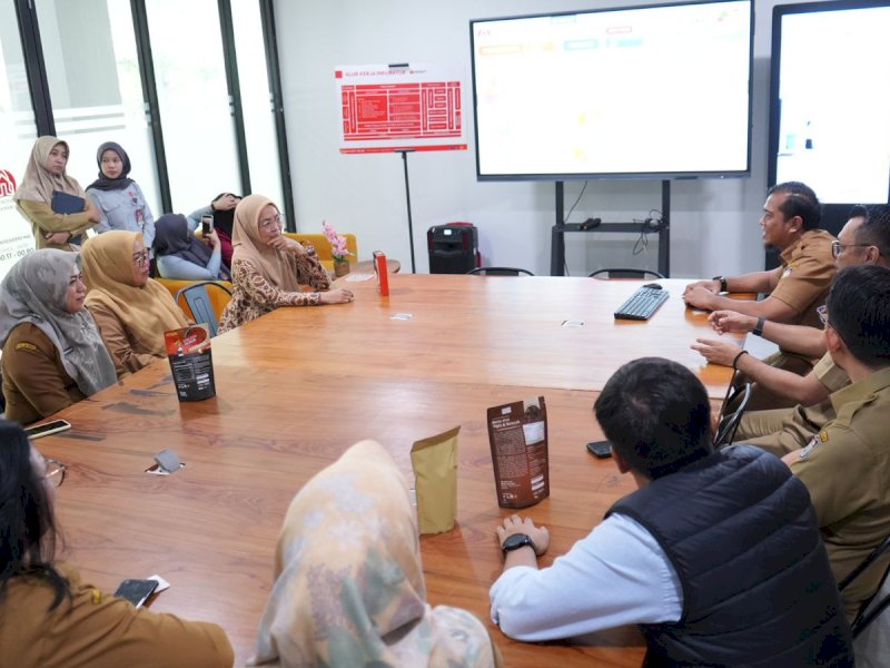 Kepala Dinas Koperasi dan UMKM Kota Makassar, Muhammad Rheza. saat menerima kunjungan Ketua TP PKK Kota Makassar, Melinda Aksa, di Mal Government Center, Selasa (8/4/2025). @Jejakfakta/dok. Humas Pemkot Makassar