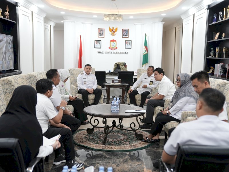 Wali Kota Makassar, Munafri Arifuddin, saat bertemu dengan Kepala Kantor Pertanahan Kota Makassar, Muh. Syukur, di Kantor Wali Kota Makassar pada Rabu (9/4/2025). @Jejakfakta/dok. Pemkot Makassar