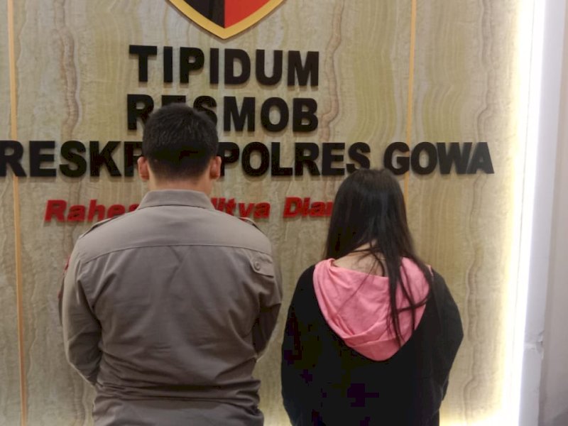 Seorang polisi gadungan bernama Flari Afika Sugianto (21) bersama kekasihnya, Mariana (30), ditangkap polisi setelah dilaporkan atas kasus pemerasan. @Jejakfakta/Samsir