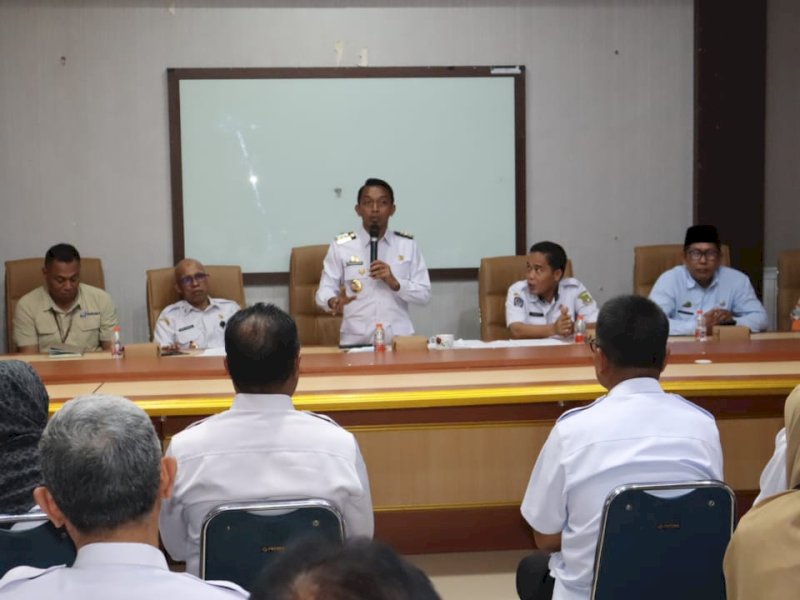 Bupati Sidenreng Rappang (Sidrap), Syaharuddin Alrif, saat memimpin rapat pembahasan hasil rumusan Tudang Sipulung di ruang rapat pimpinan lantai 3 Kantor Bupati Sidrap, Rabu (9/4/2025). @Jejakfakta/dok. Humas Pemkab Sidrap