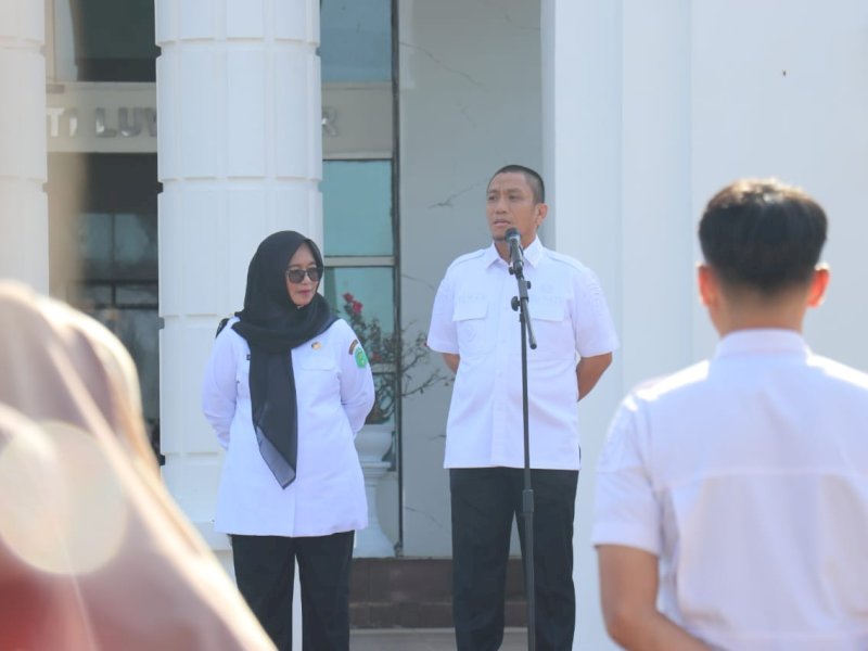 Bupati Luwu Timur, Irwan Bachri Syam, bersama Wakil Bupati, Puspawati Husler, memimpin apel pagi perdana yang digelar di halaman Kantor Bupati, Rabu (09/04/2025). @Jejakfakta/dok. Humas Pemkab Lutim