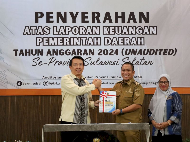 Bupati Luwu Timur, Irwan Bachri Syam secara resmi menyerahkan Laporan Keuangan Pemerintah Daerah (LKPD) Tahun Anggaran 2024 kepada BPK RI Perwakilan Provinsi Sulawesi Selatan, di Kantor Perwakilan Sulsel, Makassar, Selasa (08/04/2025) kemarin. @Jejakfakta/dok. Humas Pemkab Lutim