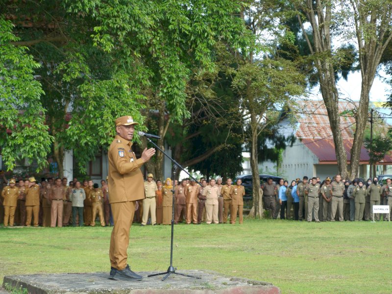 Bupati Luwu H. Patahudding saat memimpin Apel bersama yang dirangkaikan Halal Bihalal di halaman Kantor Bupati Luwu, Selasa (8/4/2025). @Jejakfakta/dok. Humas Pemkab Luwu