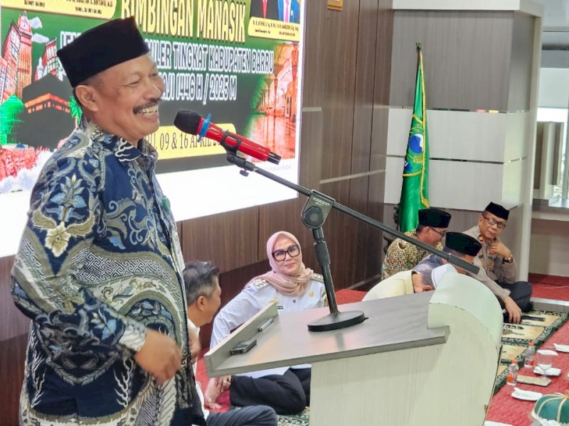 Kepala Kanwil Kemenag Sulsel, H. Ali Yafid, di hadapan 174 calon jemaah haji Kabupaten Barru saat Pembukaan Manasik Haji Tingkat Kabupaten, di Baruga Rumah Jabatan Bupati Barru, Rabu (9/4/2025). @Jejakfakta/dok. Kemenag Sulsel