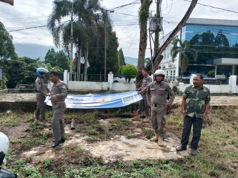  Satuan Polisi Pamong Praja (Satpol PP) Kabupaten Luwu Timur melakukan penertiban terhadap sejumlah baliho dan spanduk liar di sejumlah titik. @Jejakfakta/dok. Pemkab Lutim