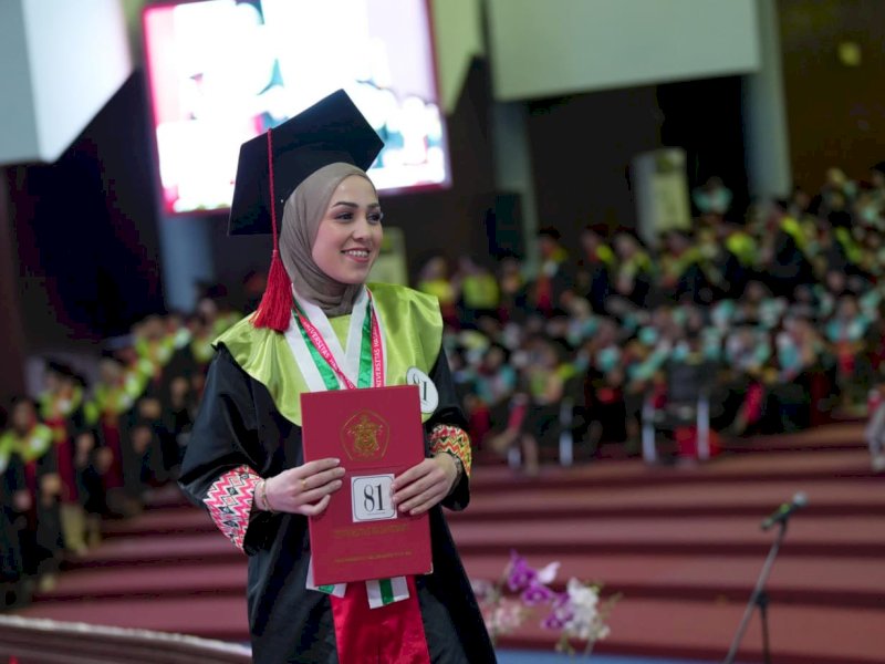 dr. Hanadi Y.M. Shaheen, mahasiswi asal Palestina, berhasil meraih predikat Lulusan Terbaik pada Program Profesi Dokter Fakultas Kedokteran Universitas Hasanuddin. @Jejakfakta/dok. Humas Unhas