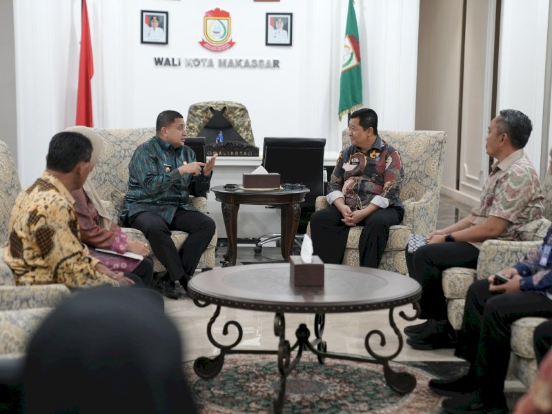 Wali Kota Makassar, Munafri Arifuddin, saat menerima kunjungan Kepala Badan Narkotika Nasional (BNN) Provinsi Sulsel, Brigjen Pol. Drs. Budi Sajidin di Balai Kota, Kamis (10/4/2025). @Jejakfakta/dok. Humas Pemkot Makassar