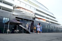 Bawa 177 Wisatawan, Kapal Pesiar Mewah Scenic Eclipse II Sandar di Pelabuhan Makassar