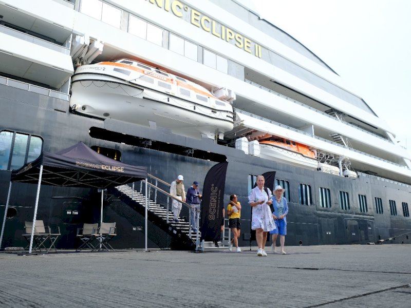 Kapal pesiar ekspedisi raksasa, Scenic Eclipse II, sandar di Pelabuhan Soekarno-Hatta, Makassar, Selasa (8/4/2025). @Jejakfakta/dok. Istimewa