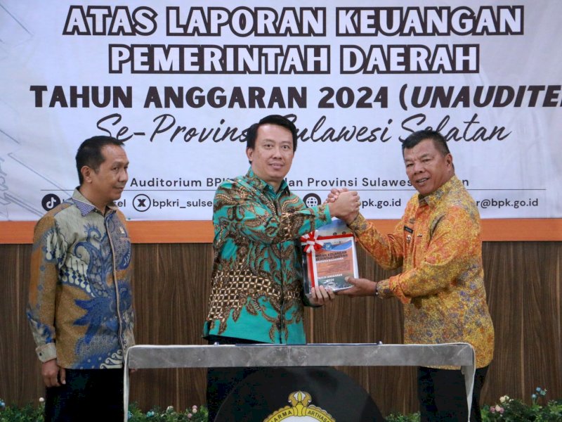 Pemerintah Kabupaten Bulukumba secara resmi menyerahkan Laporan Keuangan Pemerintah Daerah (LKPD) Tahun Anggaran 2024 kepada Badan Pemeriksa Keuangan (BPK) Perwakilan Provinsi Sulawesi Selatan, Kamis (10/4/2025). @Jejakfakta/dok. Pemkab Bulukumba