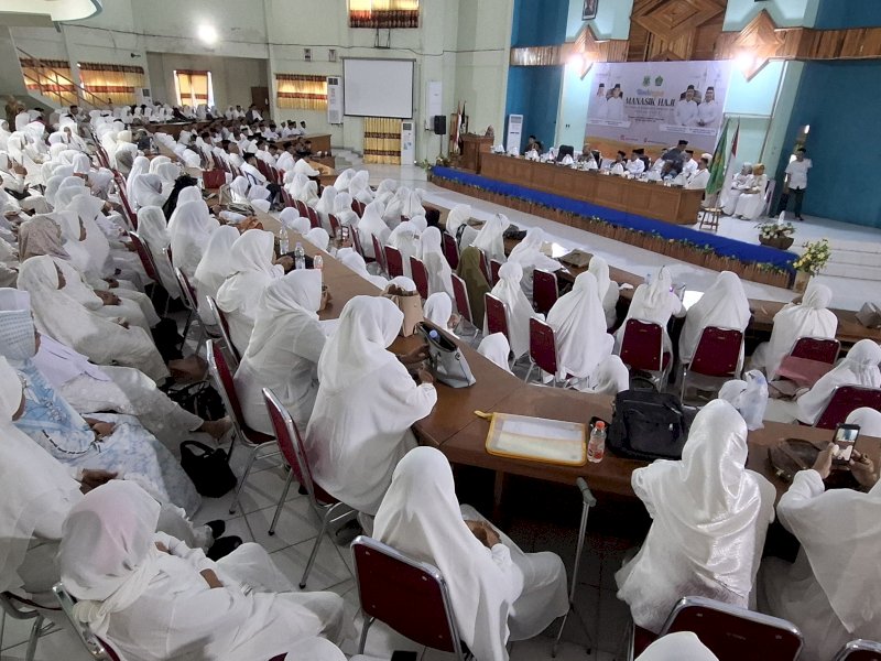 Bupati Irwan saat membuka kegiatan Manasik Haji di Ruang Pola Kantor Bupati Pinrang, Kamis (10/4/2025). @Jejakfakta/dok. Kemenag Sulsel