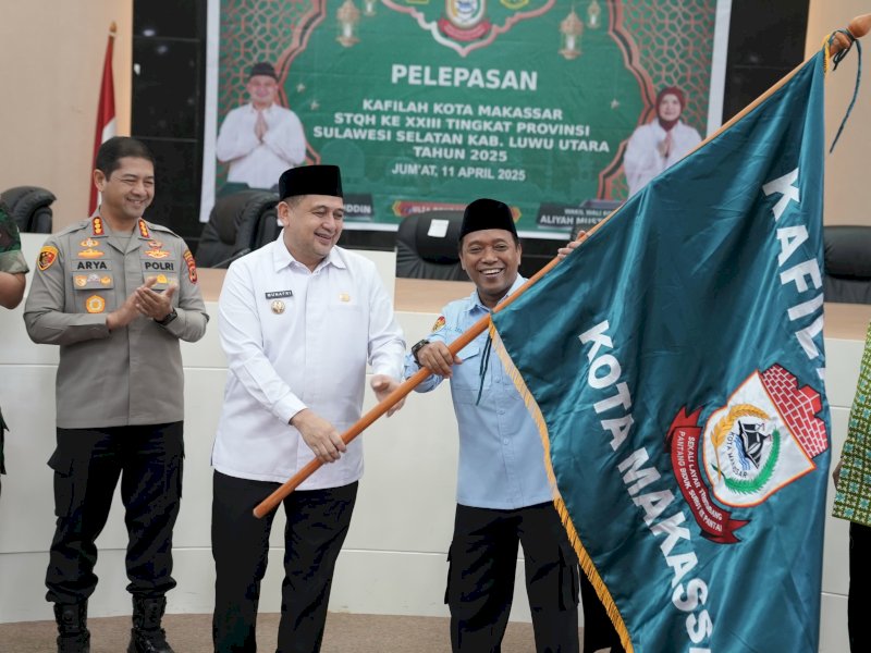  Wali Kota Makassar Munafri Arifuddin melepas Kafilah Makassar yang akan mengikuti hajatan Akbar Seleksi Tilawatil Quran dan Hadits di Kabupaten Luwu Utara, di Balai Kota, Jumat (11/4/2025). @Jejakfakta/dok. Humas Pemkot Makassar