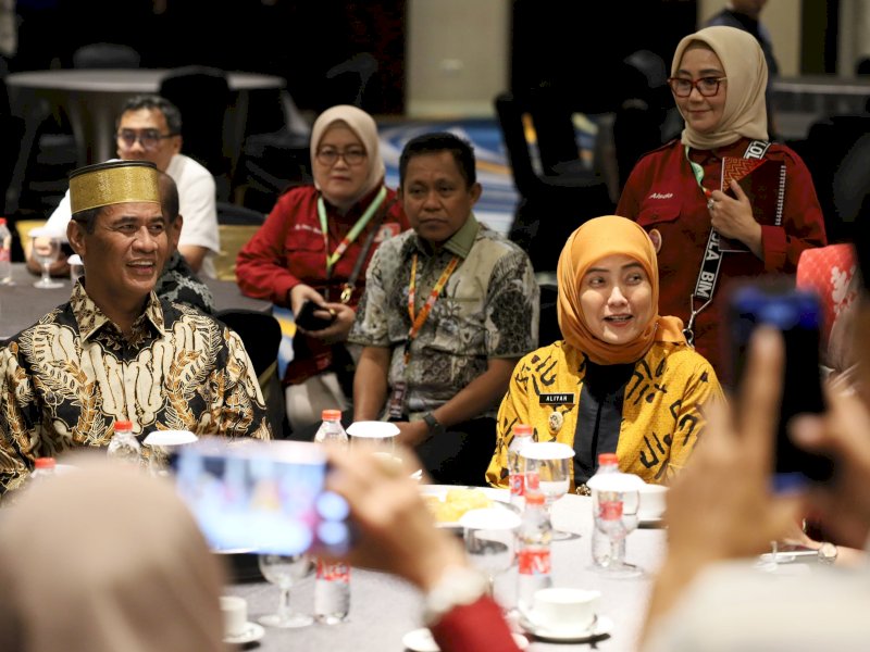 Wakil Wali Kota Makassar, Aliyah Mustika Ilham, menyampaikan ucapan selamat secara langsung kepada Menteri Pertanian RI, Andi Amran Sulaiman yang resmi terpilih sebagai Ketua Umum  DPP KKSS periode 2025&ndash;2030. @Jejakfakta/dok. Humas Pemkot Makassar