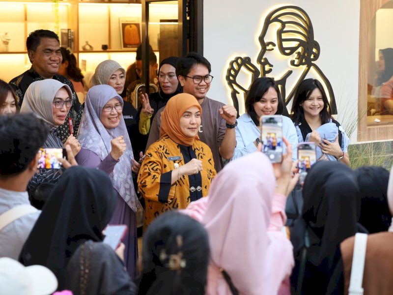  Wakil Wali Kota Makassar, Aliyah Mustika Ilham, meresmikan pembukaan Toko Kopi Oma cabang Pettarani, Kamis (11/4/2025). @Jejakfakta/dok. Pemkot Makassar