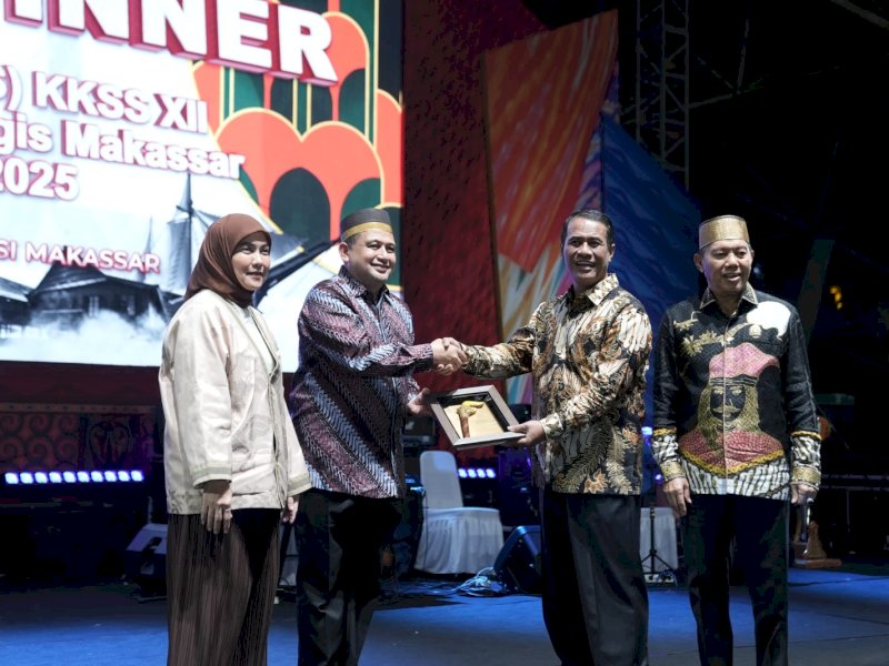 Wali Kota Makassar, Munafri Arifuddin, dan Wakil Wali Kota Makassar, Aliyah Mustika Ilham, menyerahkan cinderamata kepada Amran Sulaiman, usai makan malam di Area Tribun Lapangan Karebosi Makassar, Jumat (11/4/2025). @Jejakfakta/dok. Humas Pemkot Makassar