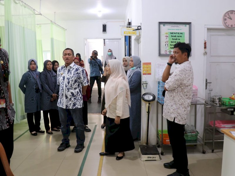 Bupati Luwu Timur, Irwan Bachri Syam, melakukan inspeksi mendadak (sidak) ke Puskesmas Malili pada Jumat (11/04/2025). @Jejakfakta/dok. Humas Pemkab Lutim