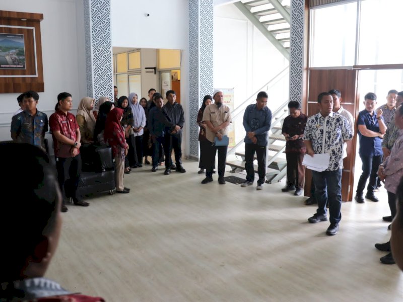 Bupati Luwu Timur, Irwan Bachri Syam, melakukan inspeksi mendadak (sidak) di Dinas Pekerjaan Umum dan Penataan Ruang (PUPR), Jumat (11/04/2025). @Jejakfakta/dok. Humas Pemkab Lutim