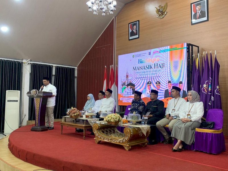 Kegiatan Manasik Haji tingkat Kabupaten Enrekang resmi dibuka oleh Wakil Bupati Enrekang, Andi Tenri Liwang, di Aula Pendopo Rumah Jabatan Bupati, Jumat (11/4/2025). @Jejakfakta/dok. Kemenag Sulsel