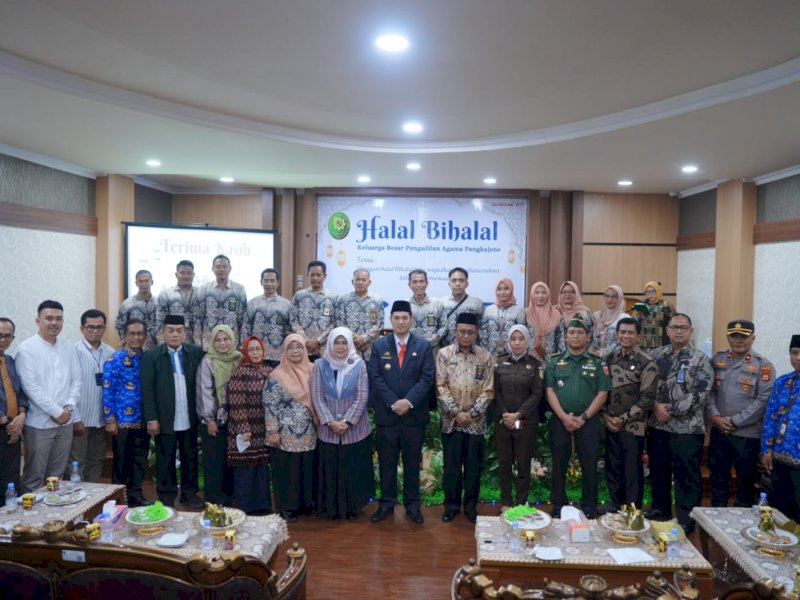Bupati Pangkep Beserta Keluarga Besar Pengadilan Agama Pangkajene berfoto bersama diacara Halal Bi Halal Pengadilan Agama pangkajene, Pangkep, Kamis (17/4/2025). @jejakfaktacom / Humas Pemda Pangkep