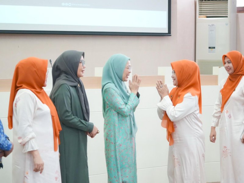 Ketua TP-PKK Kota Makassar, Melinda Aksa, menghadiri Halalbihalal Dharma Wanita Persatuan (DWP) Kota Makassar di Ruang Sipakatau, Balai Kota Makassar, Kamis (17/4/2025). @Jejakfakta/dok. Pemkot Makassar 