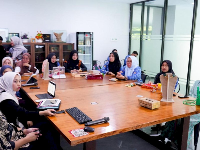 Ketua TP PKK Kota Makassar Melinda Aksa saat rapat persiapan jelang pameran APEKSI. @Jejakfakta/dok. Humas Pemkot Makassar