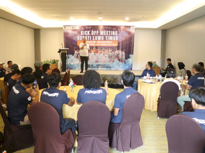 Bupati Luwu Timur, Irwan Bachri Syam, secara resmi melepas Tim Perslutim untuk bertarung di Putaran Nasional Liga 4 Musim 2024/2025, di Hotel MaxOne, Makassar, pada Jumat (18/04/2025). @Jejakfakta/dok. Humas Pemkab Lutim