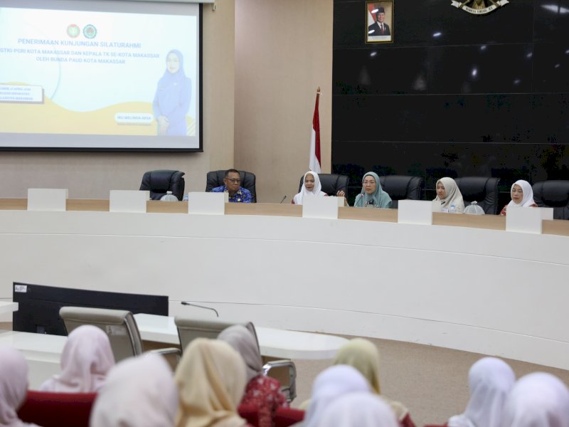 Bunda PAUD Kota Makassar, Melinda Aksa, saat silaturahmi dan audiensi dari Ikatan Guru Taman Kanak-Kanak Indonesia Persatuan Guru Republik Indonesia (IGTKI-PGRI) Kota Makassar dan Kepala TK se-Kota Makassar, berlangsung di Ruang Sipakatau Balaikota, Kamis (17/4/2025). @Jejakfakta/dok. Humas Pemkot Makassar