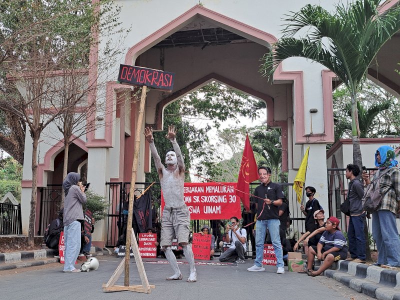 Ilustrasi. Aksi solidaritas menolak gugatan Alhaidi, mahasiswa UIN Alauddin Makassar, terkait surat keputusan (SK) skorsing yang dikeluarkan oleh Dekan Fakultas Tarbiyah dan Keguruan. @Jejakfakta/dok. Istimewa